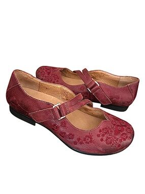 Taos Footwear "Wish" embroidered floral red oily leather Mary Jane shoes 7.5